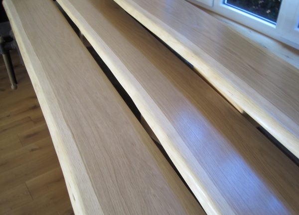 Fensterbänke aus Eiche, verwendbar als Sitzbänke, Thekenplatten oder Tresen mit Baumkante bzw. Naturkante, lackiert
