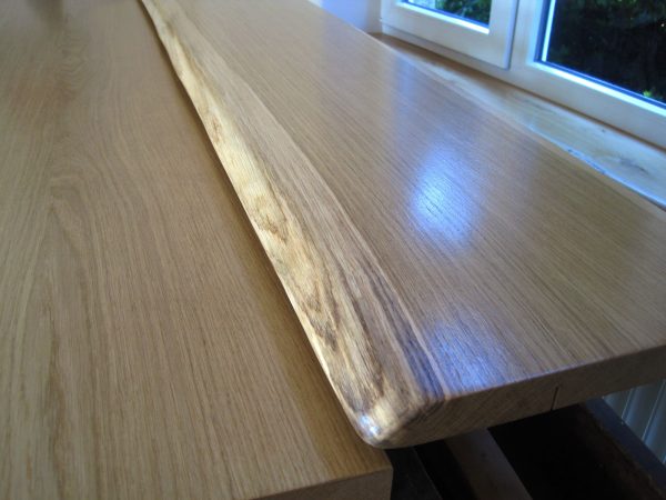 Fensterbank, Thekenplatte, Tresen oder Sitzbank mit Naturkante bzw. Baumkante bzw. Live-Edge, lackiert