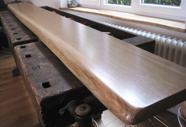 Sitzbank bzw. Sitzplatte aus Eiche, Holz massiv mit Naturkante, bzw. Baumkante bzw. Live-Edge, lackiert