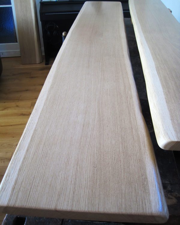 Holz Sitzbank, Thekenplatte, Eiche mit 2 Naturkanten bzw. Baumkanten, der Live-Edge, lackiert