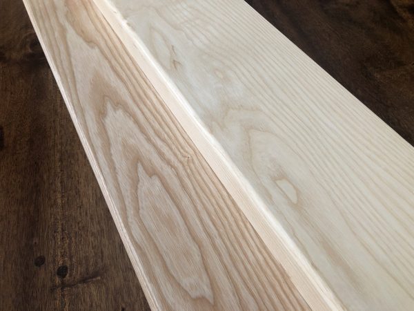 Esche Fensterbänke mit gerader Kante in unterschiedlichen Helligkeitsstufen